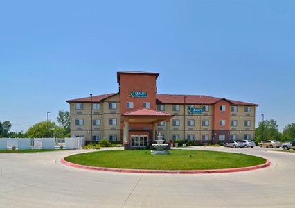 Pet Friendly Quality Inn & Suites in Park City, Kansas