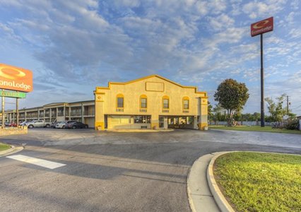 Pet Friendly Econo Lodge in Byron, Georgia