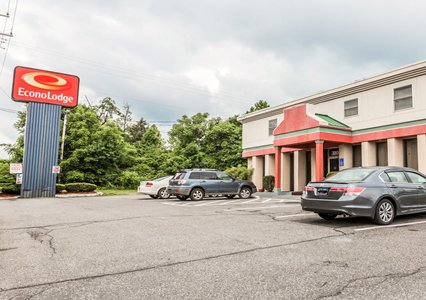 Pet Friendly Econo Lodge Near Stewart International Airport in New Windsor, New York