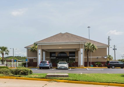 Pet Friendly Quality Inn & Suites near Gunter Annex Air Force Base in Montgomery, Alabama