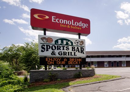 Pet Friendly Econo Lodge Inn & Suites in Northborough, Massachusetts