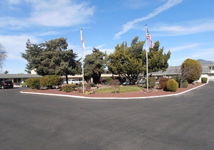 Pet Friendly Econo Lodge Inn & Suites Central in Medford, Oregon