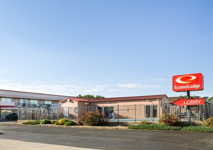 Pet Friendly Econo Lodge in Wall, South Dakota