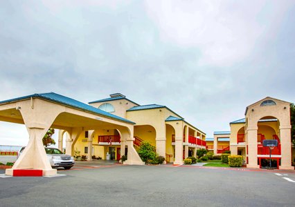 Pet Friendly Quality Inn & Suites Redwood Coast in Crescent City, California