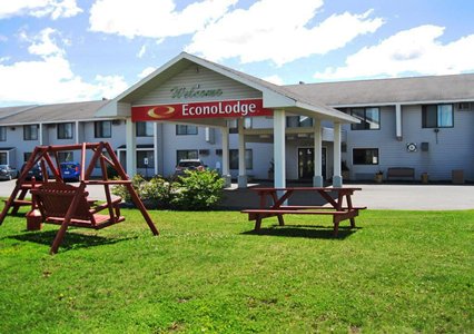 Pet Friendly Econo Lodge Near Miller Hill Mall in Duluth, Minnesota