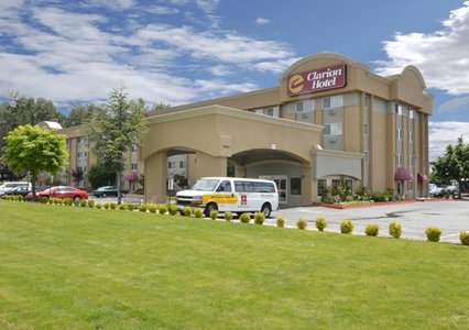 Pet Friendly Clarion Hotel in Renton, Washington