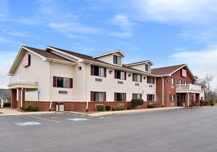 Pet Friendly Econo Lodge Inn & Suites in Shelbyville, Tennessee