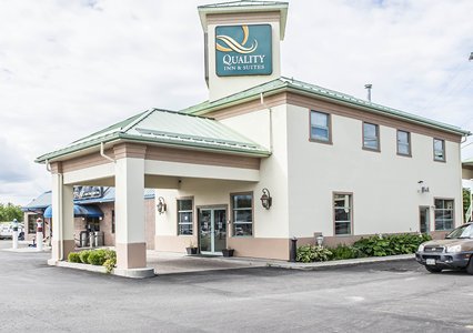 Pet Friendly Quality Inn & Suites 1000 Islands in Gananoque, Ontario