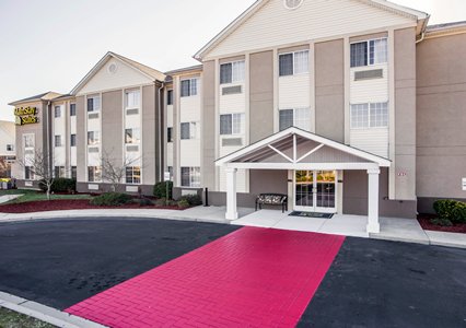 Pet Friendly Candlewood Suites Charlotte Arrowood in Charlotte, North Carolina