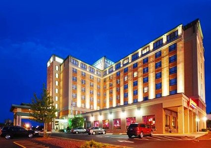 Pet Friendly Comfort Inn & Suites Logan International Airport in Revere, Massachusetts