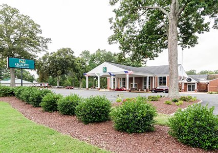 Pet Friendly Quality Inn & Suites Williamsburg Central in Williamsburg, Virginia