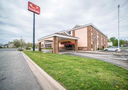 Pet Friendly Econo Lodge in Marion, Illinois