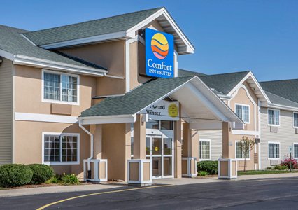 Pet Friendly Comfort Inn & Suites Jackson - West Bend in Jackson, Wisconsin