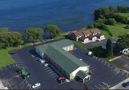 Pet Friendly Econo Lodge On the Bay in Menominee, Michigan