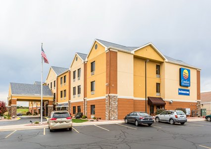 Pet Friendly Comfort Inn & Suites in Kenosha, Wisconsin