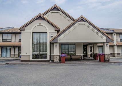 Pet Friendly Comfort Inn Toronto Northeast in Markham, Ontario