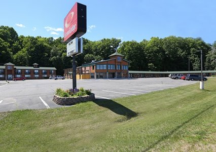 Pet Friendly Econo Lodge Lakeside in Marquette, Michigan