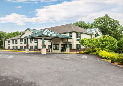 Pet Friendly Econo Lodge Glens Falls / Lake George in Glens Falls, New York