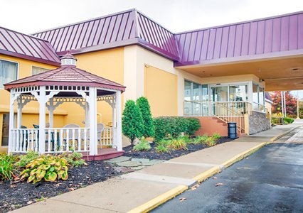 Pet Friendly Clarion Inn & Suites Fairgrounds in Syracuse, New York
