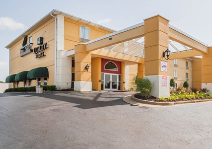 Pet Friendly Quality Suites Near Wolfchase Galleria in Cordova, Tennessee