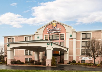 Pet Friendly Comfort Inn & Suites in Cornelius, North Carolina