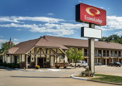 Pet Friendly Econo Lodge University in Lawrence, Kansas