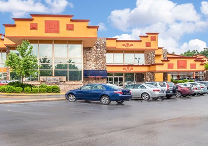 Pet Friendly Clarion Inn & Suites University Center in Auburn, Alabama