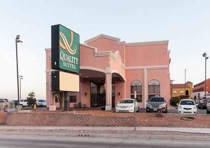 Pet Friendly Quality Suites in Albuquerque, New Mexico