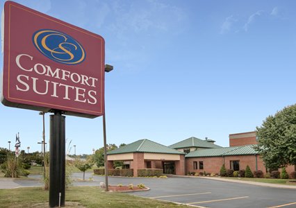 Pet Friendly Comfort Suites Parkersburg South in Mineral Wells, West Virginia