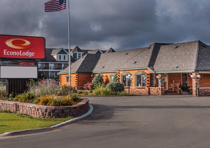 Pet Friendly Econo Lodge in Mackinaw City, Michigan