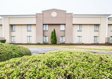 Pet Friendly Quality Inn & Suites Airpark East in Greensboro, North Carolina