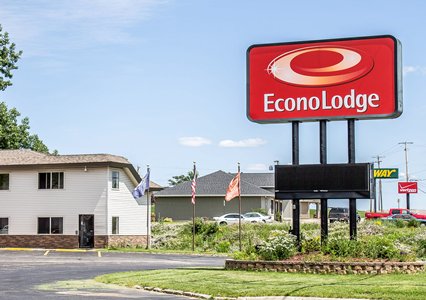 Pet Friendly Econo Lodge in Iron Mountain, Michigan