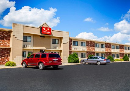 Pet Friendly Econo Lodge Inn & Suites in Newton, Iowa