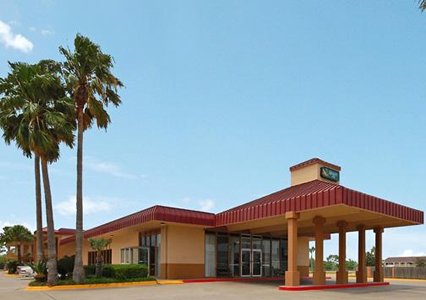 Pet Friendly Econo Lodge in Kingsville, Texas