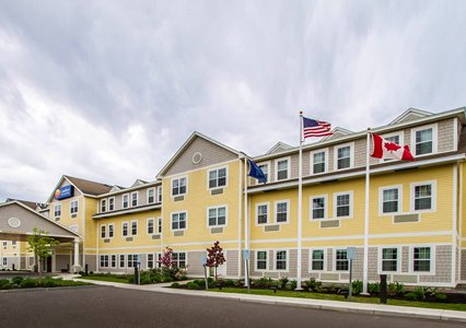 Pet Friendly Comfort Inn & Suites in Wilton, Maine