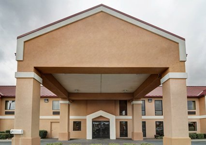 Pet Friendly Quality Inn & Suites Pine Bluff in Pine Bluff, Arkansas