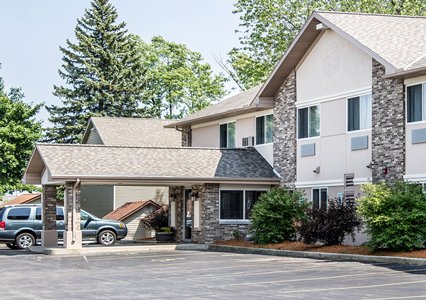 Pet Friendly Quality Inn & Suites in Sturgeon Bay, Wisconsin