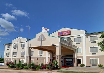 Pet Friendly Quality Suites Burleson - Ft. Worth in Burleson, Texas