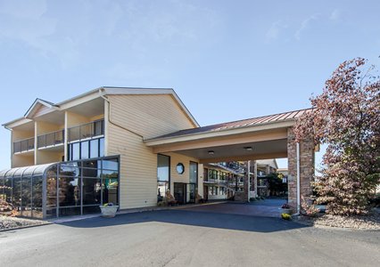 Pet Friendly Quality Inn & Suites River Suites in Sevierville, Tennessee