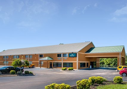 Pet Friendly Quality Inn & Suites in Centerville, Tennessee