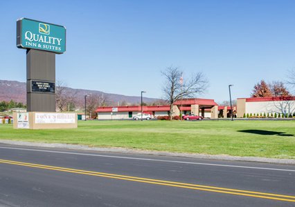 Pet Friendly Quality Inn & Suites in Burnham, Pennsylvania