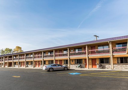 Pet Friendly Econo Lodge Inn & Suites in Kalispell, Montana