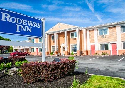 Pet Friendly Rodeway Inn in Middletown, Rhode Island