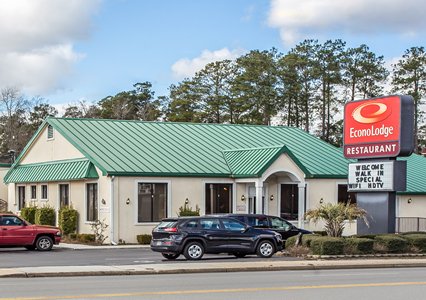 Pet Friendly Econo Lodge in Conway, South Carolina