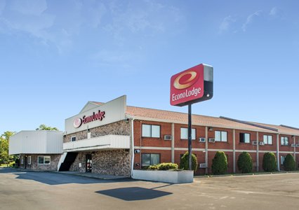 Pet Friendly Econo Lodge Darien Lakes in Corfu, New York