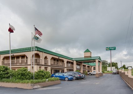 Pet Friendly Quality Inn Mt. Pleasant in Mount Pleasant, Texas