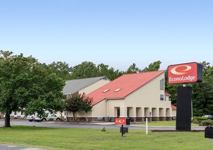 Pet Friendly Econo Lodge Inn & Suites Carrollton Smithfield in Carrollton, Virginia