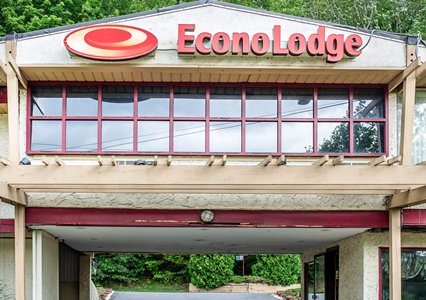 Pet Friendly Econo Lodge in Clarks Summit, Pennsylvania