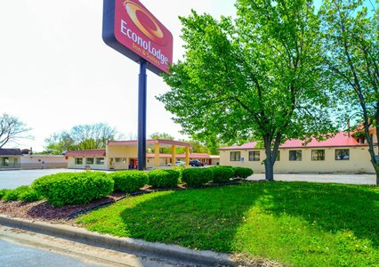 Pet Friendly Econo Lodge  Inn & Suites in Carbondale, Illinois