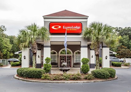 Pet Friendly Econo Lodge Inn & Suites in Cayce, South Carolina